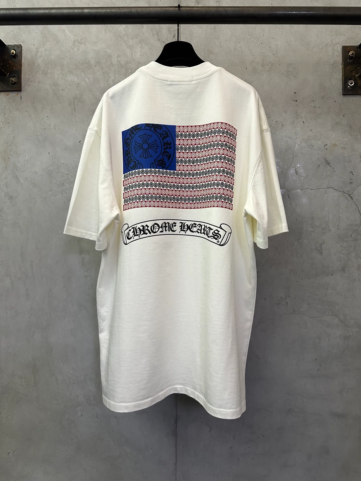 P260 Chrome Hearts 25ss Sanskrit flag printed round neck short-sleeved T-shirt. Fabric is high-definition and super heavy. Cotton double yarn compact Xinjiang cotton. Weight 400g. Paired with 2*2 Salona ribs. 420g. Clean cloth. Clear texture. Tight feel. Stiff. High color fastness. No deformation. No discoloration. Customized hardware. Threads. Accessories. Alignment. Uniform for men and women. -Color: Black White -Size: XS S M L XL